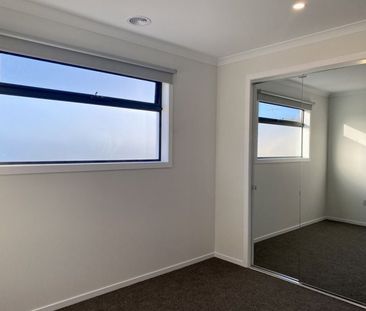 Beautifully presented 4 bedroom townhouse - WITH STUNNING POOL! - Photo 1