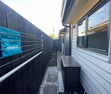 Two Level Townhouse&excl; - Photo 4