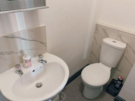 1 bedroom in a house share to rent - Photo 5