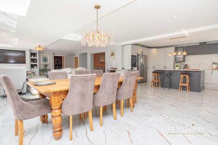 5 bedroom detached house to rent - Photo 4