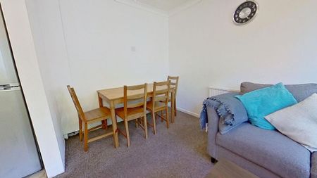 4 bedroom semi-detached house to rent - Photo 2