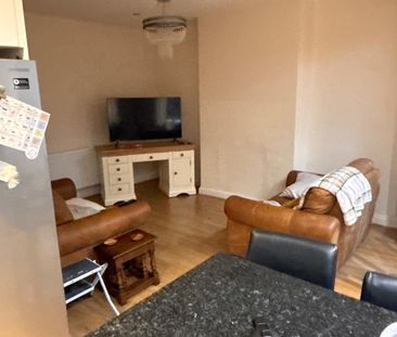 3 Bed Terraced House, Dixon Road, SE25 - Photo 2