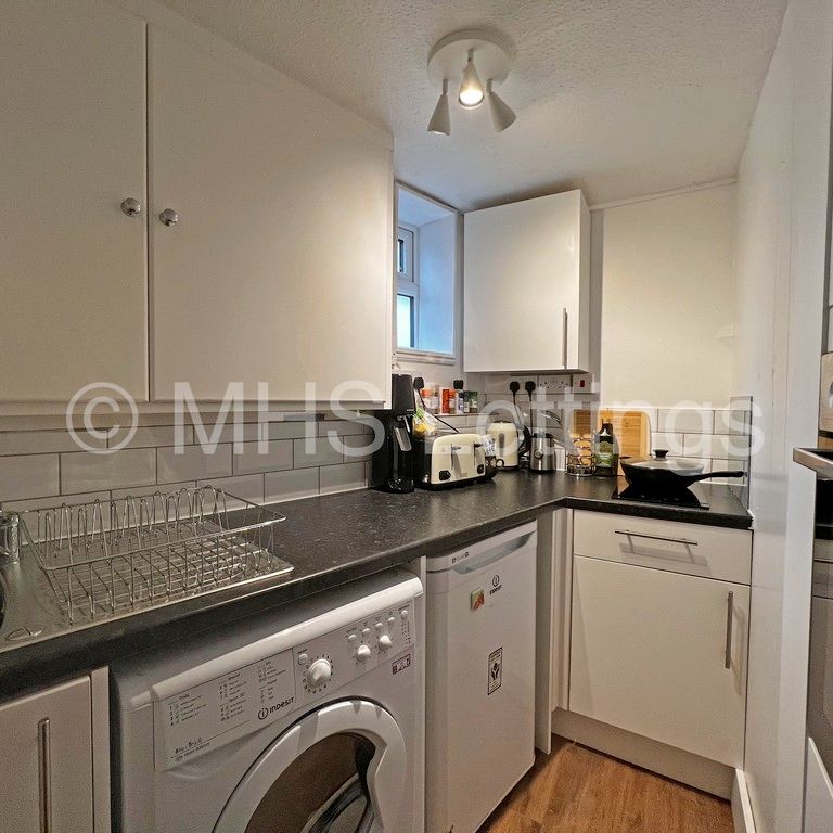 Studio Flat, 2 Manor Terrace, Leeds, LS6 1BU - Photo 1