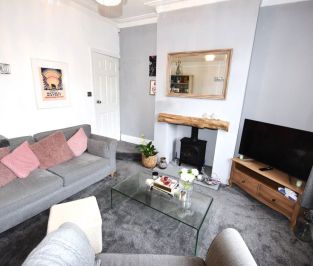 2 bedroom House in South View, Leeds - Photo 2