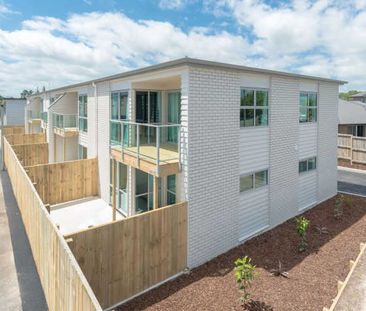 Spacious and sunny, executive, two bedroom apartments. - Photo 2