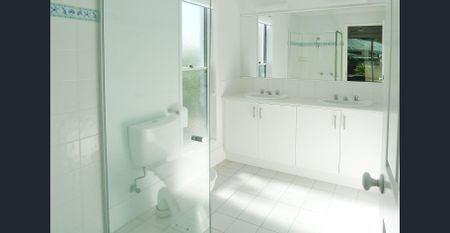 GREAT FAMILY HOME - Photo 2