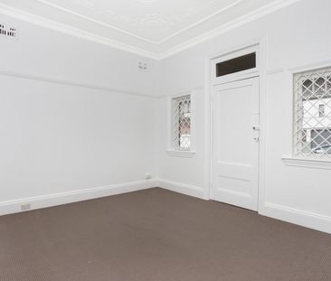 Large One Bedroom Apartment + Sunroom In The Heart Of Bronte! - Photo 5