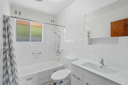 Modern Renovated 2-Bedroom Unit in Quiet Location � Walk to Shops - Photo 5