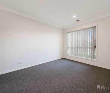 3 Bedroom in Lakeside! - Photo 2