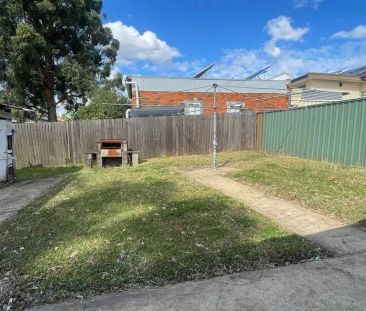 “1 bedroom Granny flat convenience in a sought-after location.” - Photo 1