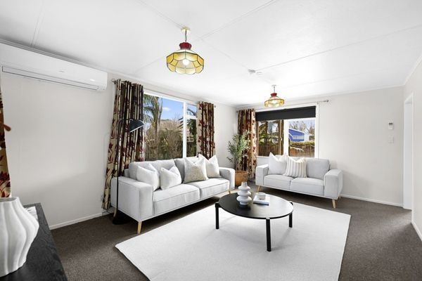 Located in a quiet cul-de-sac, it is just moments from Westfield Chartwell Shopping Centre with its wide range of shops, dining options, and cinema. - Photo 1