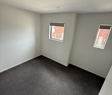 This neat and tidy 2-bedroom 1.5-bath townhouse - Photo 3
