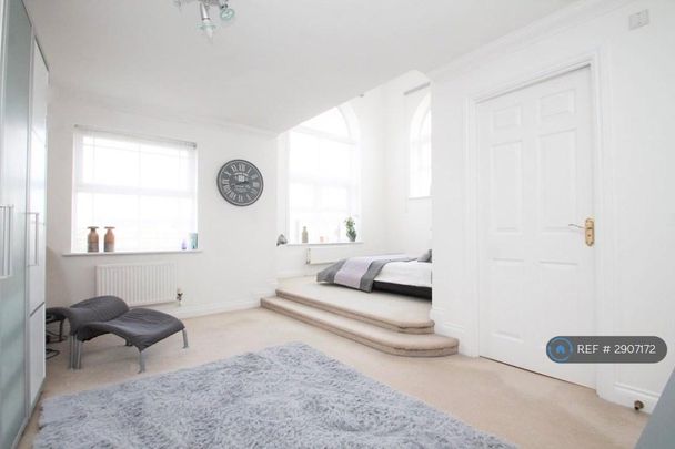 4 bedroom semi-detached house to rent - Photo 1