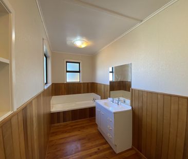 Great two bedrooms family home with large back yard! - Photo 4