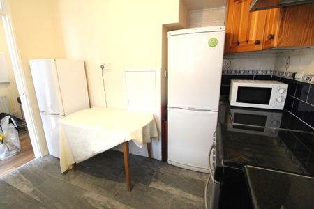 Room in a Shared Flat, Martindale House, E14 - Photo 4
