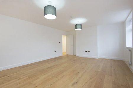 2 bedroom flat in London - Photo 2