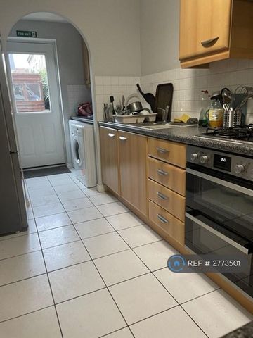 1 bedroom in a house share to rent - Photo 2