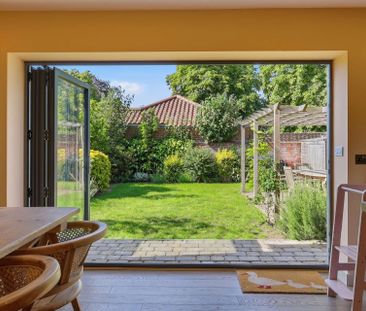 Immaculate modern house in sought after coastal location - Photo 1
