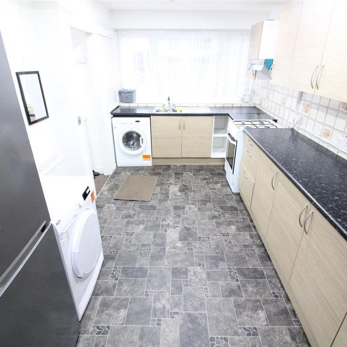 3 bedroom flat to rent - Photo 1