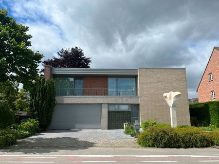 Appartement in villa met twee slaapkamers, ruim terras en garage met oprit. - Photo 2