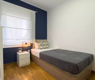 Single Bed in Rooms for rent in 5-bedroom apartment in Eixample - Photo 4