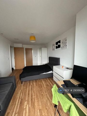 3 bedroom flat to rent - Photo 2