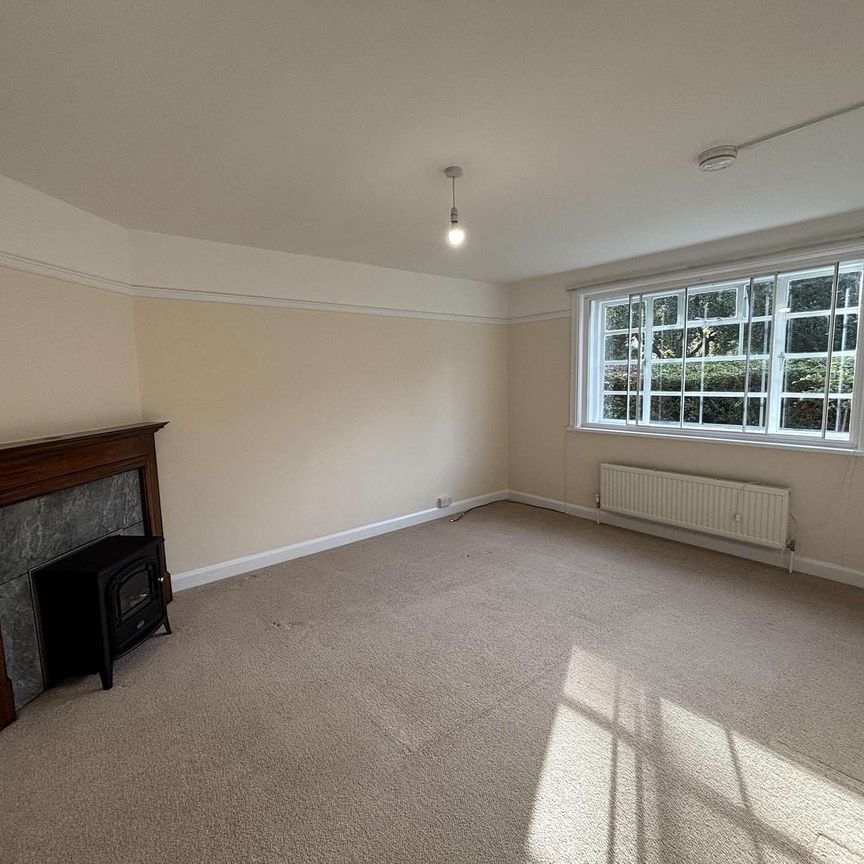 Ground floor 2 bedroom flat with parking situated close to the Cathedral, shops and Norwich Railway Station - Photo 1