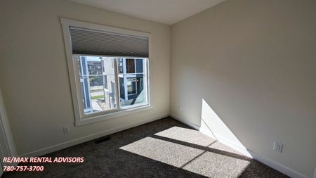 GREAT 2 BED, 2.5 BATH, 2 STOREY TOWNHOUSE W/AN ATTACHED SINGLE GARAGE IN THE COMMUNITY OF SETON - Photo 5