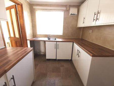 2 bedroom terraced house to rent - Photo 2