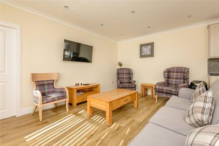 4 bedroom detached house to rent - Photo 3