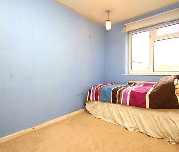 2 bed flat to rent in Laburnum Grove, Langley, SL3 - Photo 2