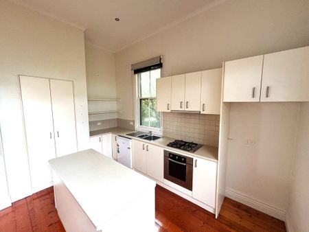 Ideal Location, 3 Bedroom Family Home, Workshop Area - Photo 2