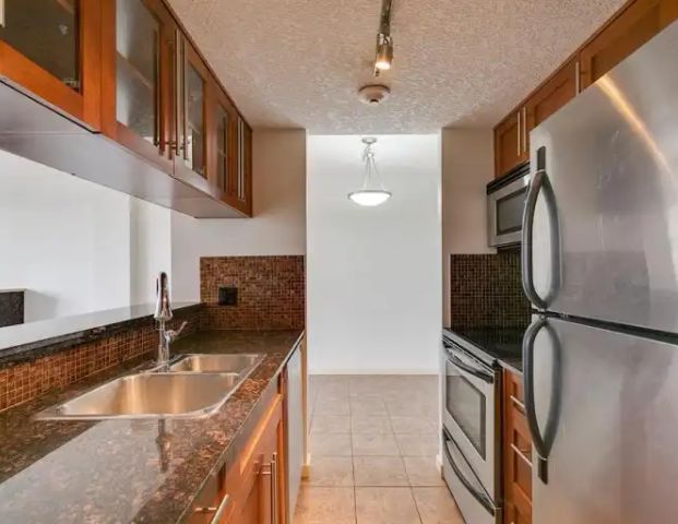 Charming 1-Bed Furnished Condo w/ Balcony, Fireplace & Parking in Hillhurst | 429 14 St NW, Calgary - Photo 1