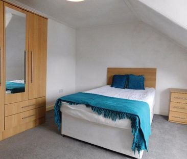 3 bedroom flat to rent - Photo 4