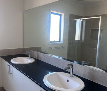 Modern Family Home in Prime Officer Location - Photo 3