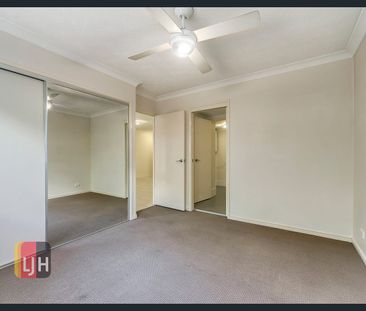 SPACIOUS ONE BEDROOM UNIT WITH COURTYARD! - Photo 2