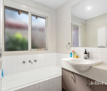 2/92 Diamond Creek Road, Greensborough - Photo 1