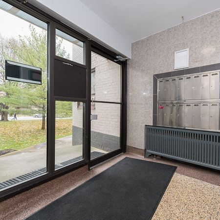 Crown Hill Place Apartments - Photo 4