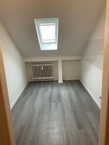 Sehr schöne renovierte 2 Zimmer DG Wohnung in Duisburg zu vermieten - Photo 4