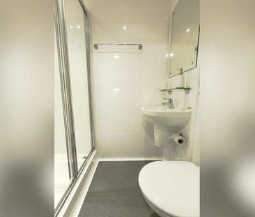 1 bedroom in a flat share to rent - Photo 3