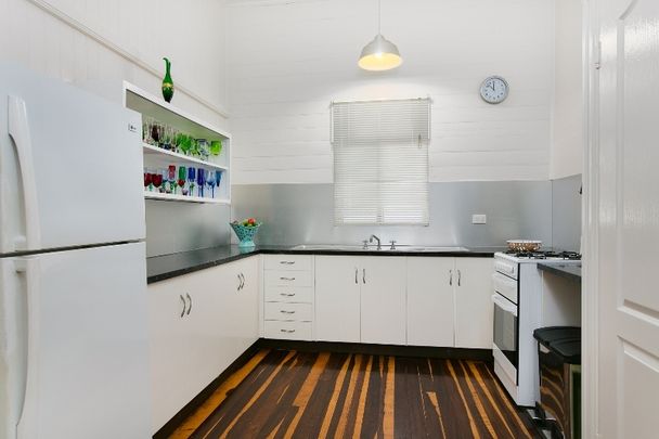 CHARGING TWO BEDROOM HOME IN PRIME INNER CITY LOCATION! - Photo 1