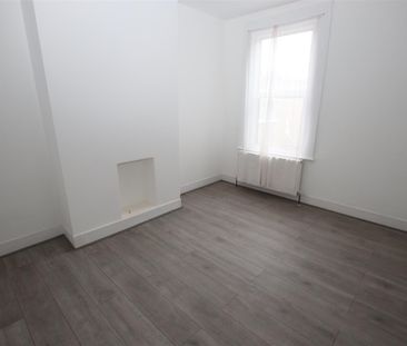 1 bedroom Flat to let - Photo 6