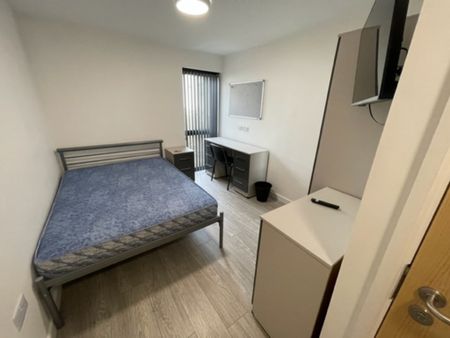9 Bed Student Accommodation - Photo 3