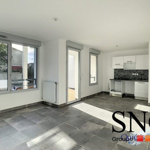 T3 AVEC TERRASSE, JARDIN ET DEUX PARKINGS - Photo 1