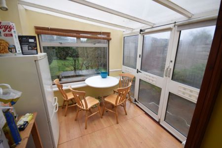 4 Bedroom House To Rent in Ensbury Park - £2,000 pcm Tenancy Info - Photo 2