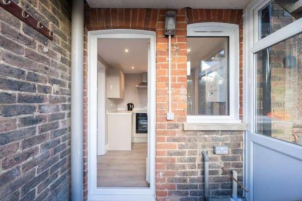 Daux Way, Billingshurst, RH14 - Photo 1