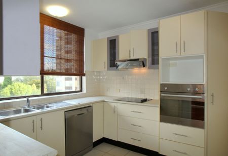 Spacious Apartment with a Leafy Outlook &ast;&ast; Available Now &ast;&ast; - Photo 2