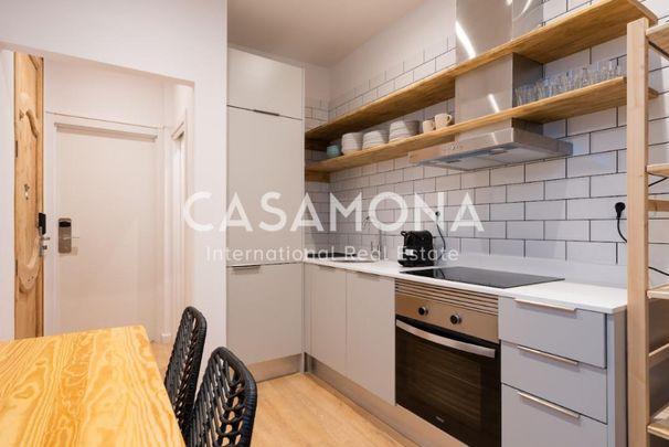 Co-living Room with a Private Bathroom in Gracia - Photo 1