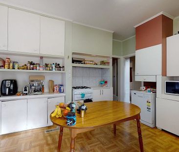 Family Home in Surrey Hills - Photo 3