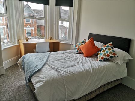 5 bedroom semi-detached house to rent - Photo 5